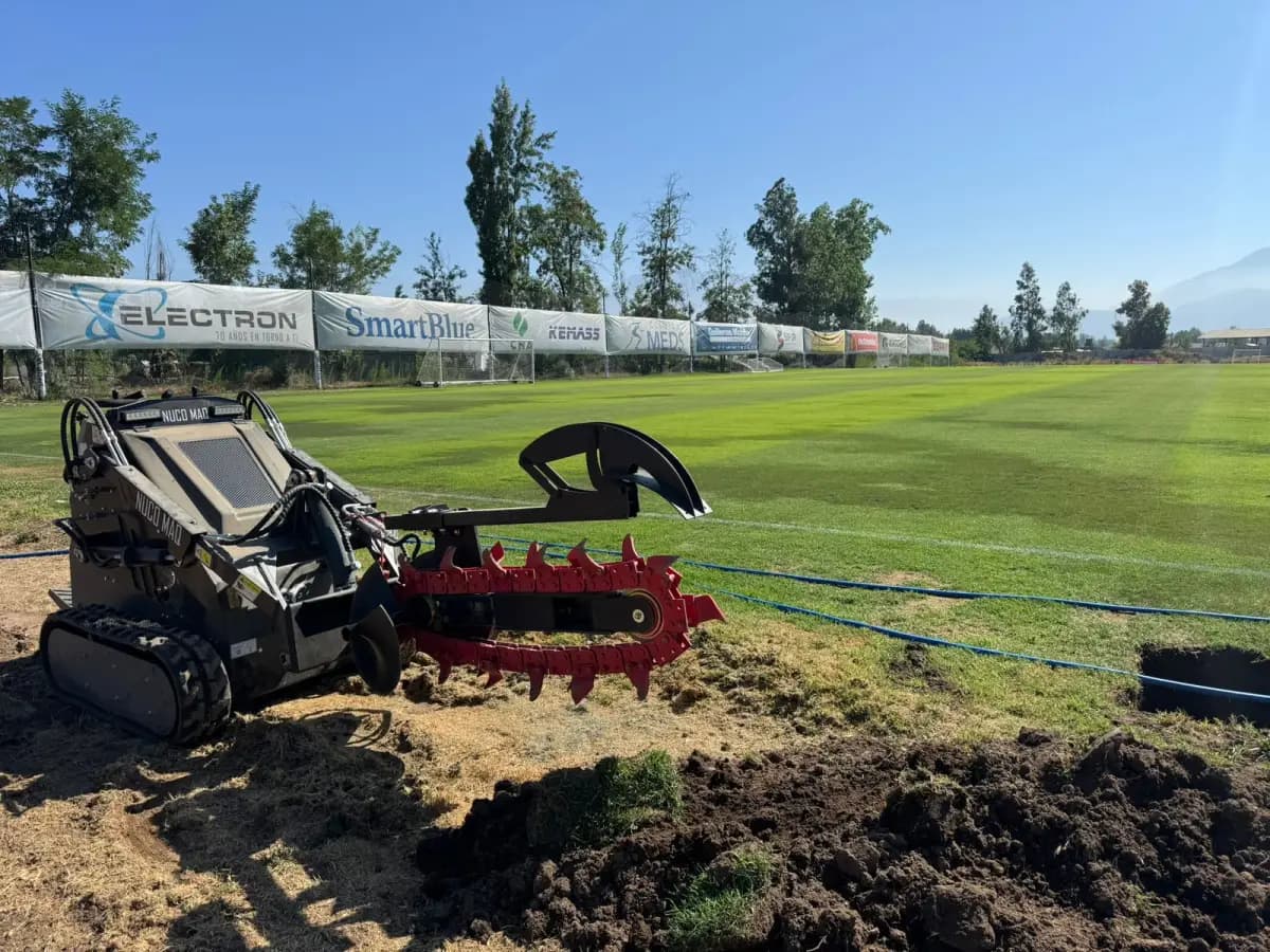 Zanjado en cancha de fútbol profesional